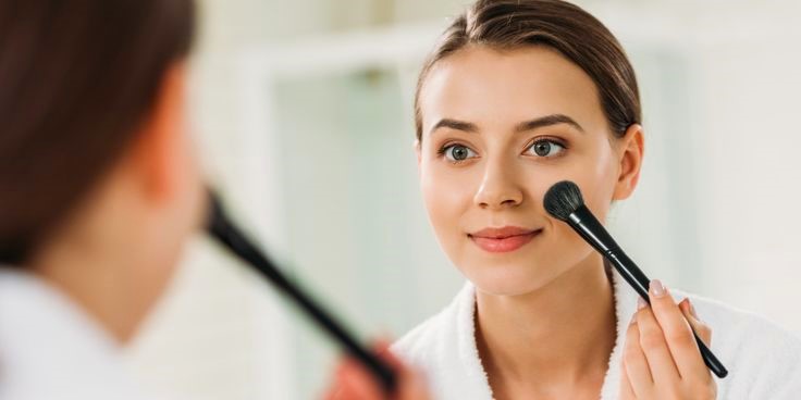 Applying light makeup instead of heavy layers in the morning helps oily skin stay fresh and less greasy.